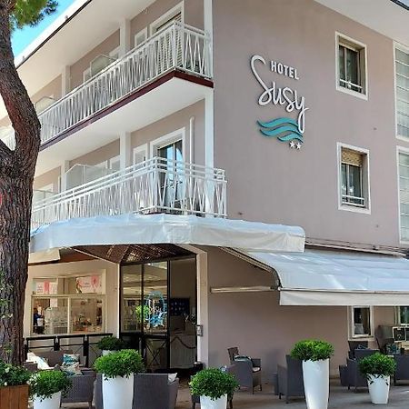 ريتشوني Hotel Susy - Ambienti Rinnovati - Direttamente Su Viale Dante E A Due Passi Dal Mare المظهر الخارجي الصورة